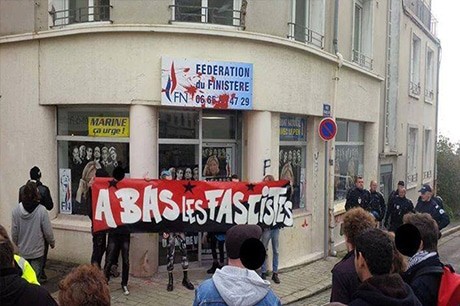 Brest : la permanence du Front National vandalisée par l’extrême gauche sous les yeux de la police