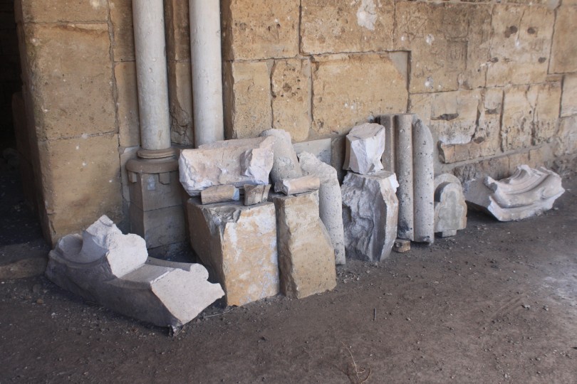Le krak des chevaliers . Ce sont les pierres que les djihadistes arrache du monument pour les revende au marché noir, ils n'ont pas eu le temps d'emporter celles-ci quand il se sont fait chassés du ce lieu par l'armée du gouvernement.