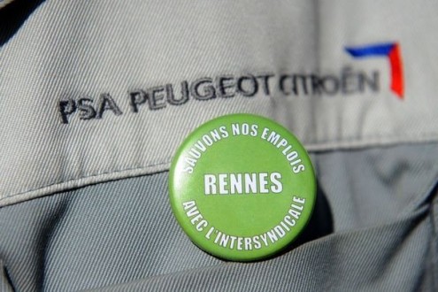 un-employe-de-l-usine-psa-de-la-janais-pres-de-rennes-porte-un-badge-symbole-de-lutte-pour-la-preservation-des-emplois-le-28-aout-2012