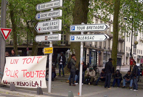 Après l'évacuation, une petite manifestation a temporairement bloqué la circulation devant la préfecture de Loire-Atlantique.