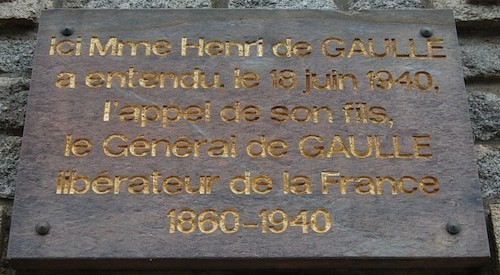 Plaque_commémorative_sur_la_maison_habitée_par_Mme_Henri_de_Gaulle,_mère_du_Général_de_Gaulle_à_Paimpont.