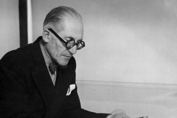 Le_Corbusier_dessinant