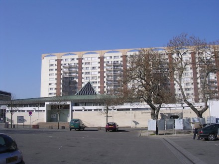 coté est sur la place des Dervallières