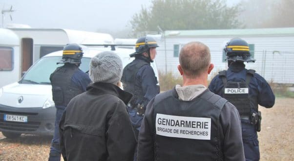 Gendarmes Gendarmerie Gens du voyage Camp