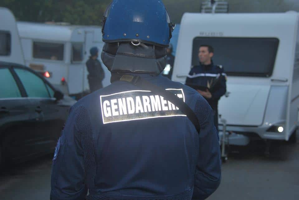 Gendarmes Gendarmerie Gens du voyage Camp