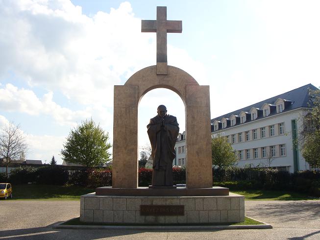 Statue du pape Jean-Paul II à Ploërmel : la croix devra être retirée Jean_paul_2