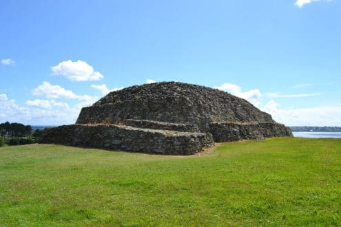 Cairn_of_Barnenez_-_Back