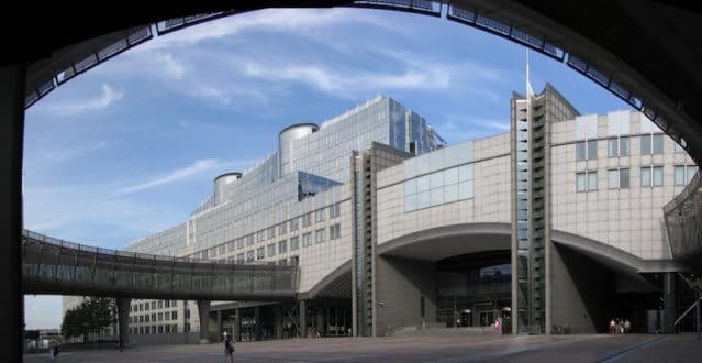 Passerelle_circulaire_au_Parlement_Européen_-_Bruxelles_-_panoramio