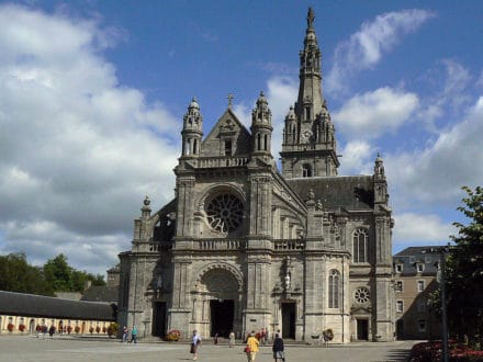 799px-Basilique_Sainte-Anne_d'Auray_(extérieur)