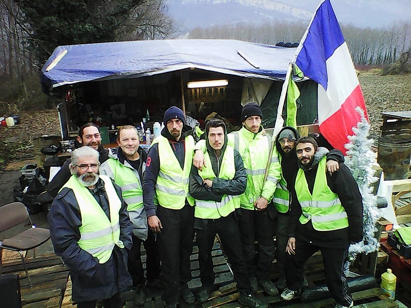 Les Gilets Jaunes Et Les Migrants Nont Pas Le Droit Au