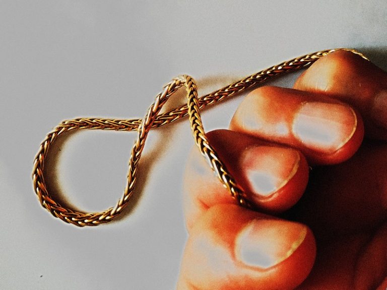 vol_arraché_collier