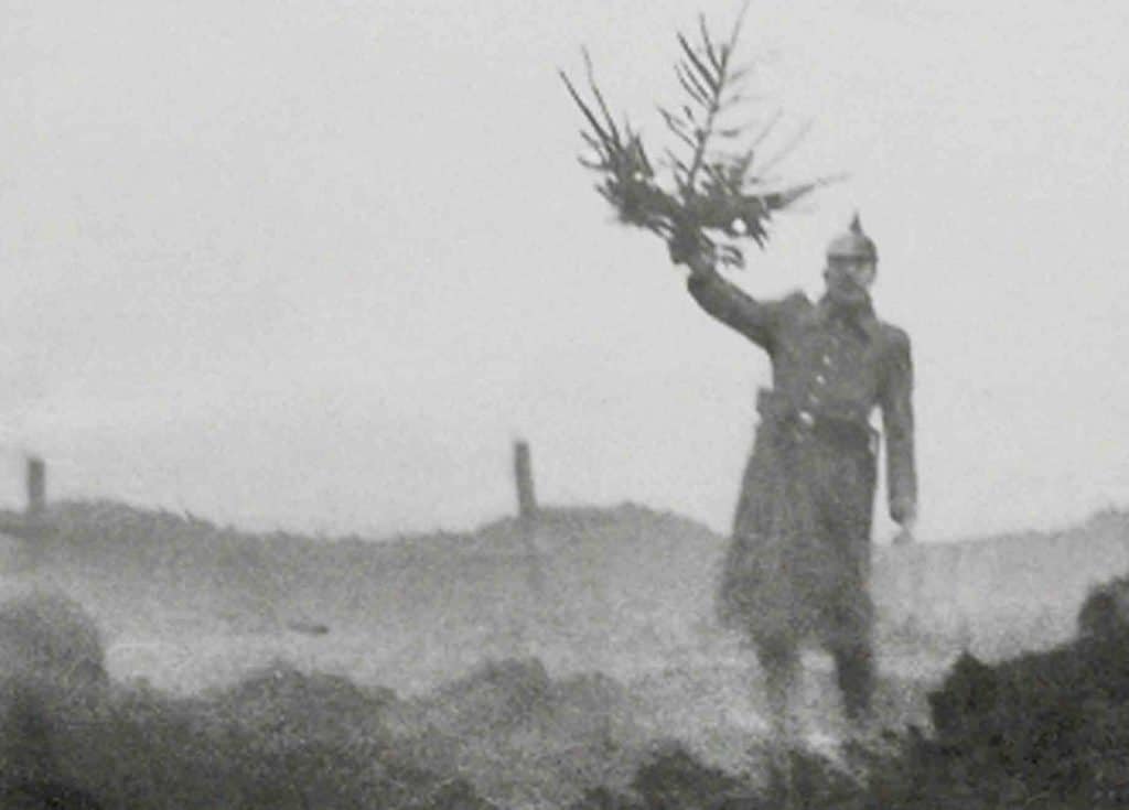 Officier allemand portant un sapin de Noël