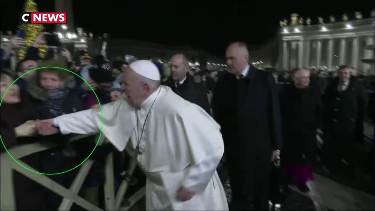 Le Pape François s'excuse après avoir méchamment agressé une fidèle [Vidéo]