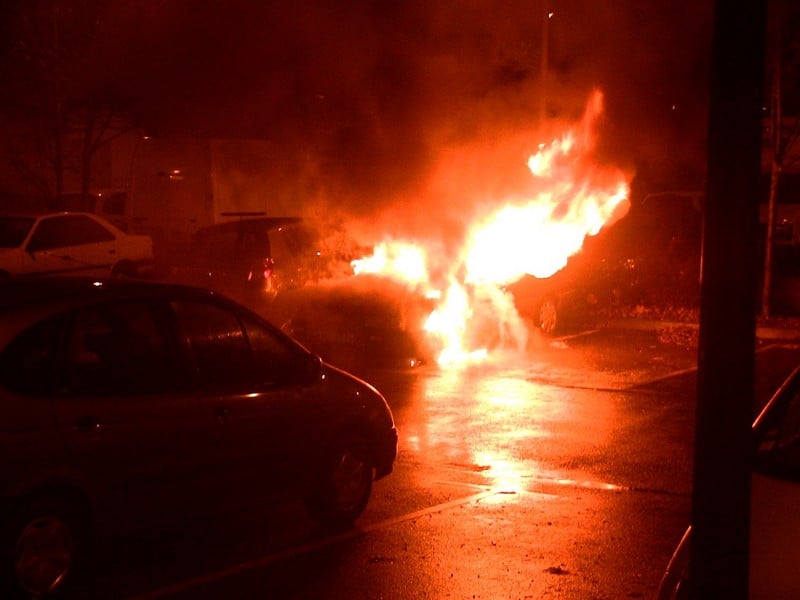Bretagne. Au moins 62 voitures brûlées, scènes d’émeutes à Nantes . Voiture_en_feu