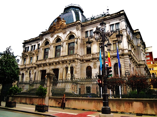 Plas an asturianeg e Parlamant an Asturies : kavet ez bet un diskoulm !