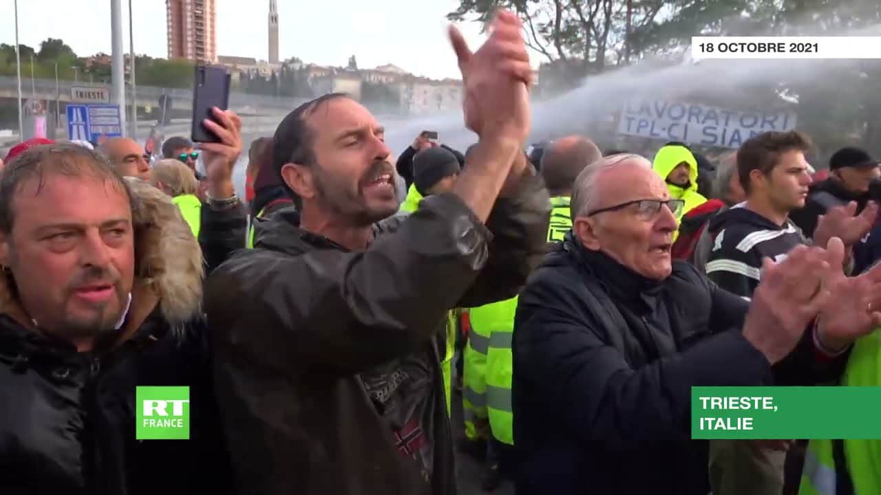 Italie : la police de Trieste disperse des manifestants anti-pass sanitaire avec des canons à eau