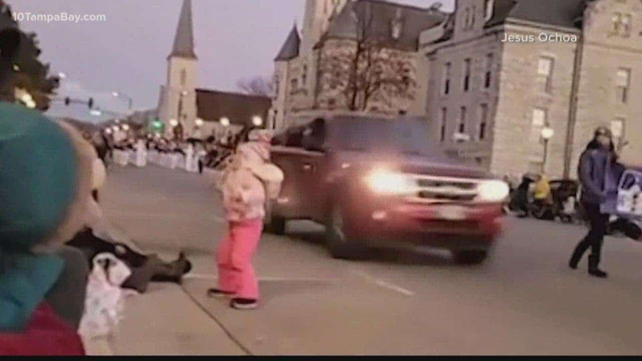 États-Unis : une voiture fonce dans la foule lors d'une parade de Noël à Waukesha, 5 morts et 40 blessés, un suspect pro-BLM interpellé