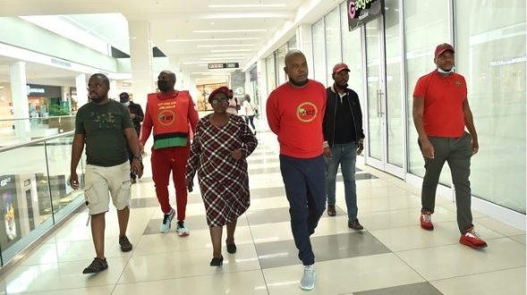 Les militants EFF reconnaissables à leurs vêtements rouges