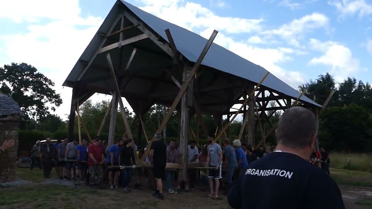 Solidarité communautaire à Tremblay (35). Près de 200 personnes réunies pour déplacer un Hangar de plusieurs tonnes