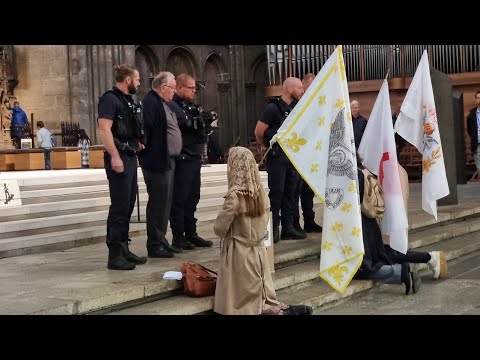 Metz. Le chanoine Thiry fait donner la police pour évacuer physiquement les fidèles qui prient sur les marches du choeur