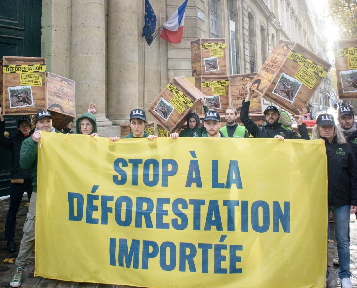 Déforestation. Des militants de Canopée, Greenpeace France, et Mighty Earth entravent l’entrée du Ministère de la Transition Écologique