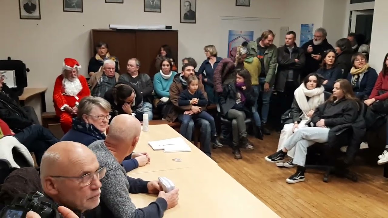 Passerelle sur le lac. Saint-Aignan (56) donne une leçon de démocratie