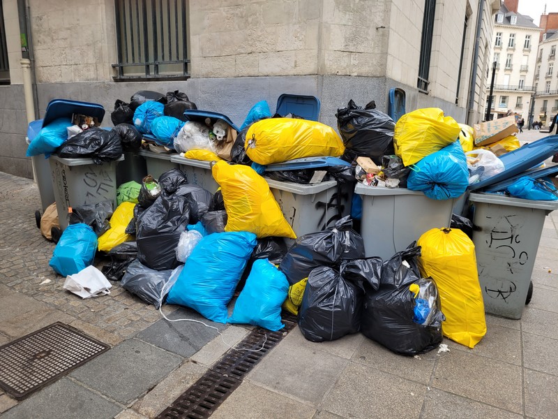 https://www.breizh-info.com/wp-content/uploads/2023/03/poubelles-1.jpg