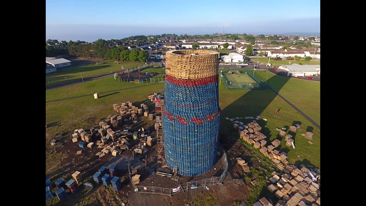 Larne (Irlande du Nord). Craigyhill enfin reconnu comme le plus grand Bonfire au monde ?
