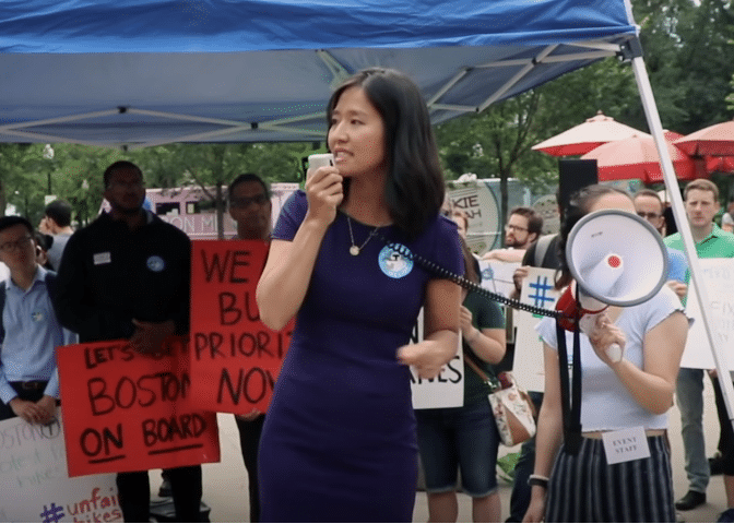 Terreur woke. Une fête de Noël excluant les élus blancs à Boston (États-Unis) [Vidéo]