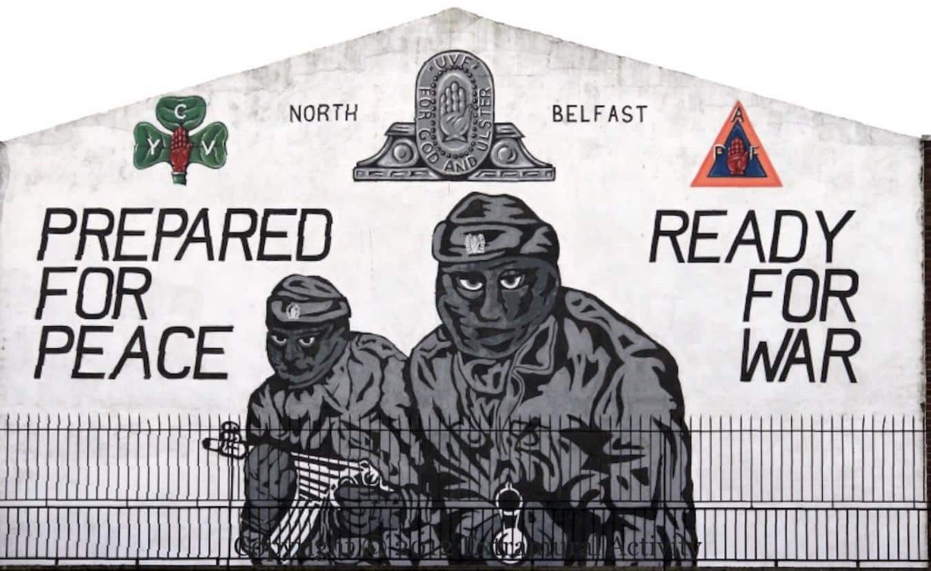 Prepared For Peace Ready For War. Une fresque de l’UVF à Belfast, emportée par la tempête Darragh ne devrait pas être restaurée