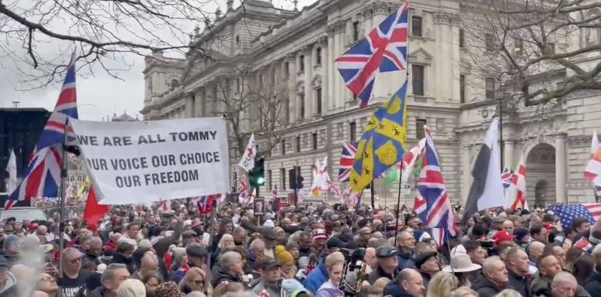 Londres. Des dizaines de milliers de Britanniques manifestent pour la libération de Tommy Robinson